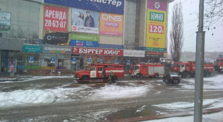 Горит мтв центр чебоксары. Эвакуация торгового центра. Пожар мтв чебоксары. Мтв пожар. Мтв пожар.