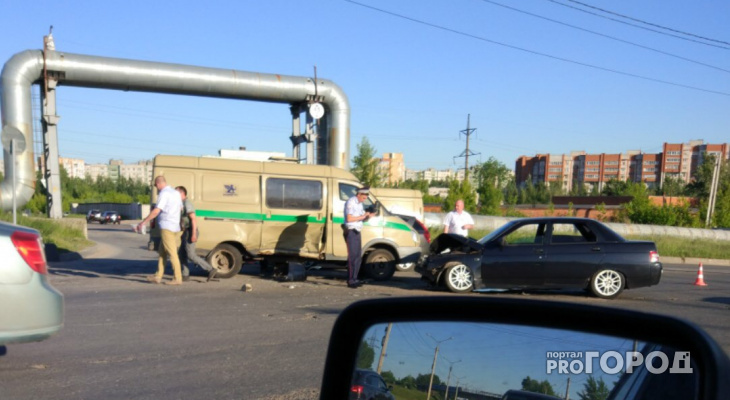 В Чебоксарах в ДТП с автомобилем инкассации и «десяткой» пострадал человек