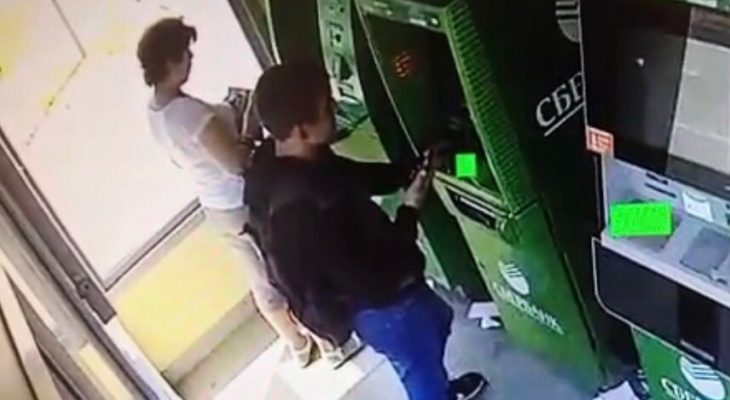 В Чебоксарах полиция разыскивает женщину, подозреваемую в краже денег из банкомата