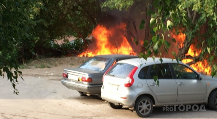 В Чебоксарах рядом с гаражным комплексом вспыхнуло пламя
