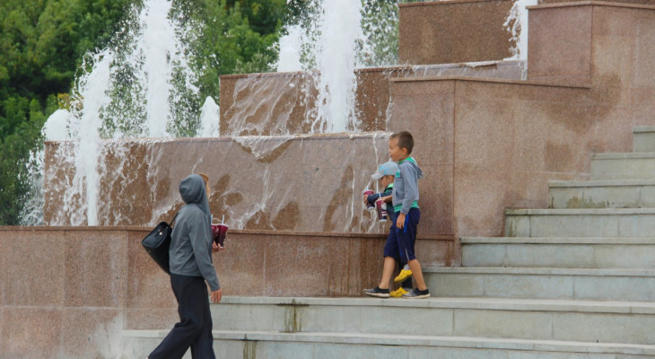 В Чебоксарах после реконструкции открылись 100 фонтанов у Матери-покровительницы