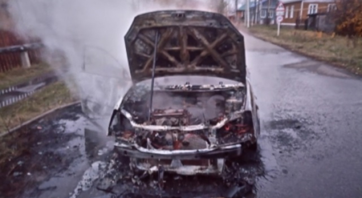 В Чувашии сгорела иномарка, припаркованная на обочине