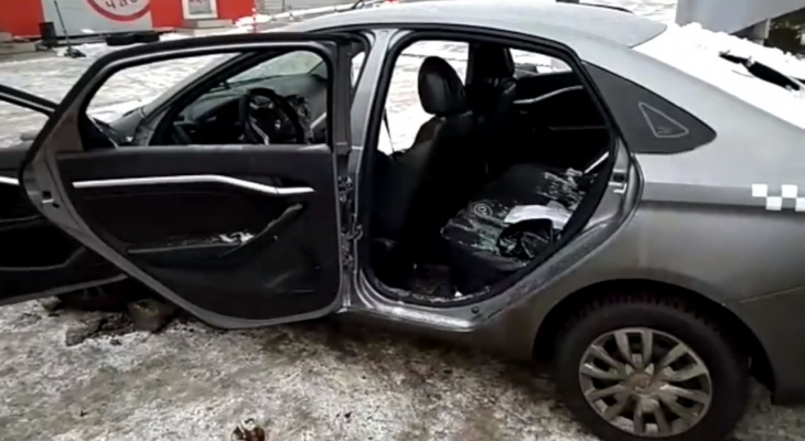 В Нижнем Новгороде разбили автомобиль чебоксарского таксиста "Яндекс" В Нижнем Новгороде разбили автомобиль чебоксарского таксиста "Яндекс"