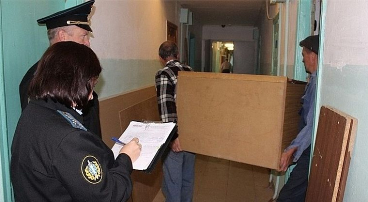В Чебоксарах должника выселили из квартиры из-за 70 тысяч рублей В Чебоксарах должника выселили из квартиры из-за 70 тысяч рублей