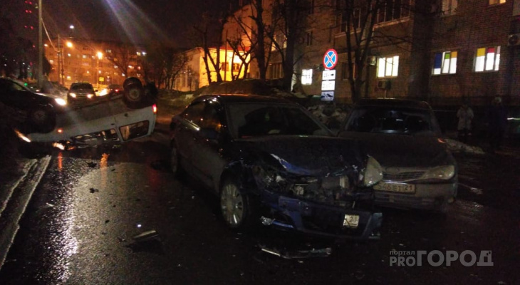 В Чебоксарах столкнулись три автомобиля, двое ранены