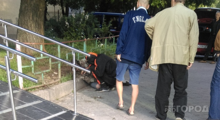 В Чебоксарах неравнодушные горожане помогли лежащей женщине В Чебоксарах неравнодушные горожане помогли лежащей женщине