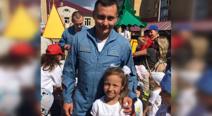 Летчик пилотажной группы "Стрижи": "Мы единственные, у кого есть свой детский садик" Летчик пилотажной группы "Стрижи": "Мы единственные, у кого есть свой детский садик"