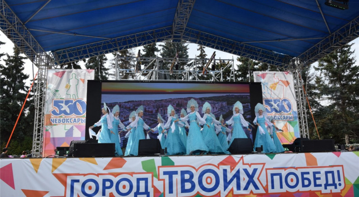 В День города на площади Республики чествовали трудовые коллективы В День города на площади Республики чествовали трудовые коллективы
