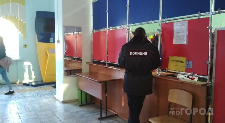 Студентка, напавшая с ножом на преподавателя, пришла в колледж с 3-летней девочкой Студентка, напавшая с ножом на преподавателя, пришла в колледж с 3-летней девочкой
