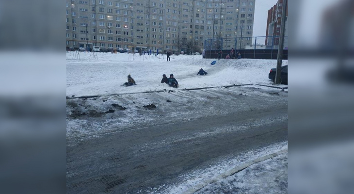ГИБДД о детях и горке рядом с дорогой: "Затормозить на зимней дороге непросто"