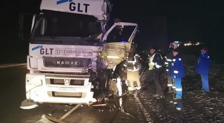 Погиб человек в столкновении семи грузовиков в Цивильском районе