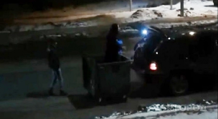 В Чебоксарах девушка прокатилась на мусорном баке, привязанном к авто