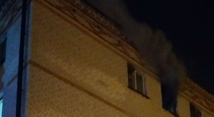 В центре Чебоксар горит здание общежития