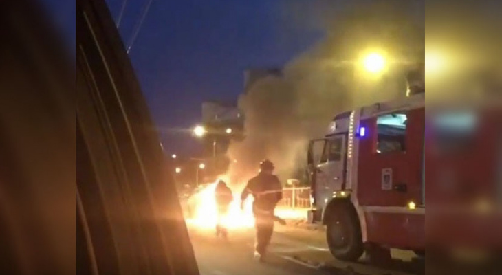 В Чебоксарах прямо на проезжей части сгорел автомобиль