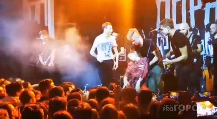 Девушку без сознания вытащили на сцену во время концерта группы «Порнофильмы» | Видео