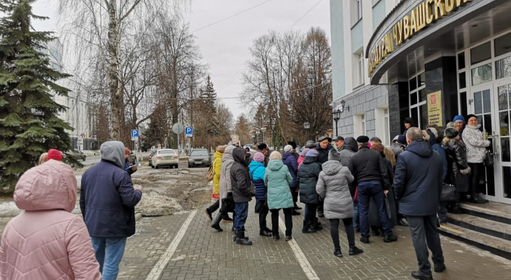 Жители Чувашии ломятся в здание прокуратуры Жители Чувашии ломятся в здание прокуратуры