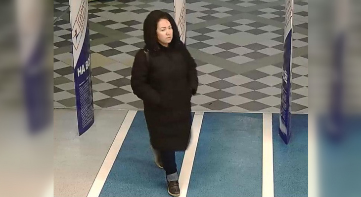 МВД ищет женщину, которая вынесла из магазина чужую ветровку