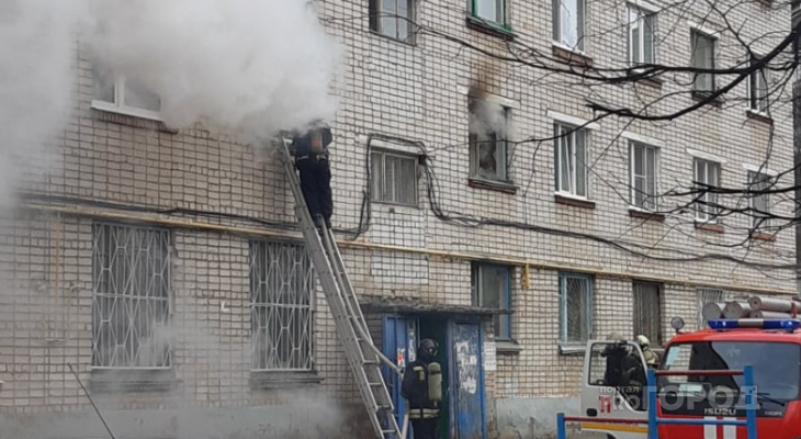 В Новочебоксарске горит общежитие