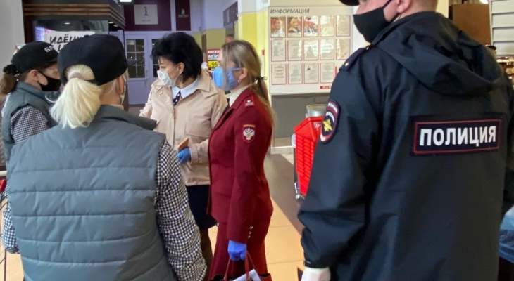 Проверяющие нашли 2 магазина, которые работали с нарушением масочного режима Проверяющие нашли 2 магазина, которые работали с нарушением масочного режима