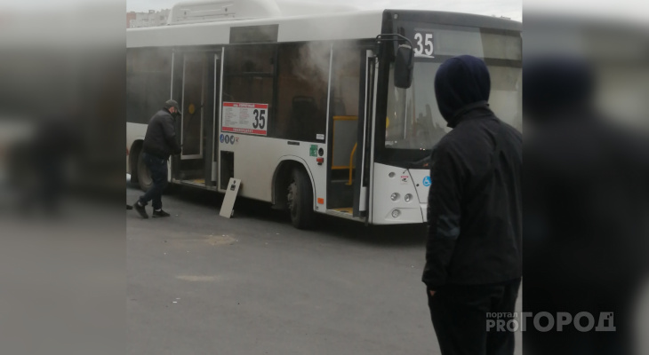 В Чебоксарах на остановке задымился автобус