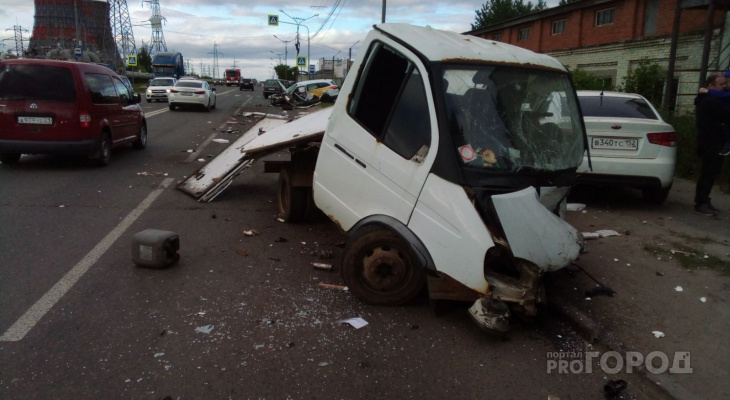 В Чебоксарах грузовая ГАЗель протаранила две иномарки: пострадали 4 человека