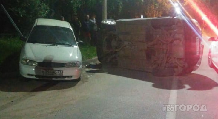 Subaru перевернулся в ходе ДТП в Чебоксарах, пострадал водитель