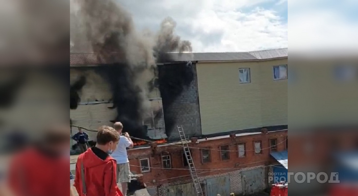 В центре Чебоксар загорелось здание
