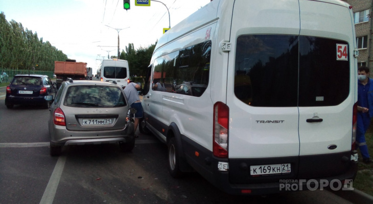 В Чебоксарах в ДТП с маршруткой пострадали две пассажирки