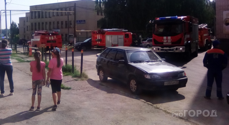 В Чебоксарах задымилась школа, на месте работают 6 пожарных машин