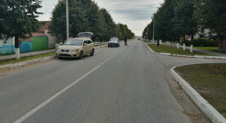 В Кугесях 4-летний ребенок неожиданно выбежал на дорогу и оказался под колесами иномарки В Кугесях 4-летний ребенок неожиданно выбежал на дорогу и оказался под колесами иномарки