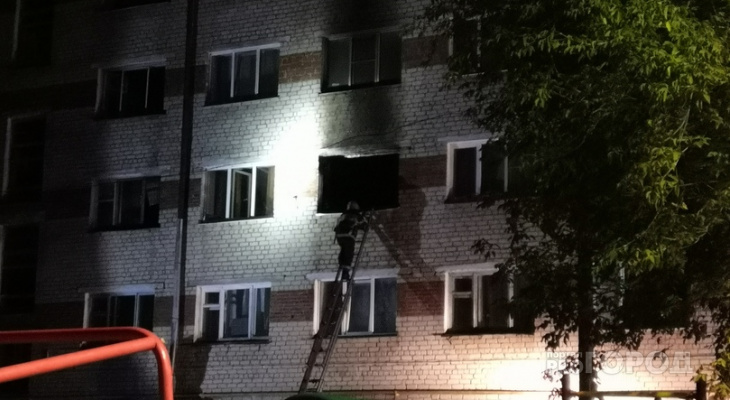 В Новочебоксарске загорелось общежитие, здание обесточили