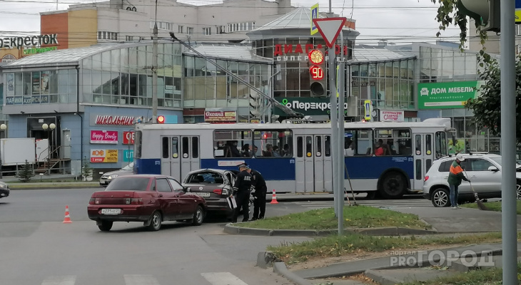 На аварийном перекрестке проспекта Тракторостроителей столкнулись четыре автомобиля