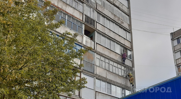 Бабушка-экстремалка переполошила МЧС и полицию, прогулявшись по карнизу балкона