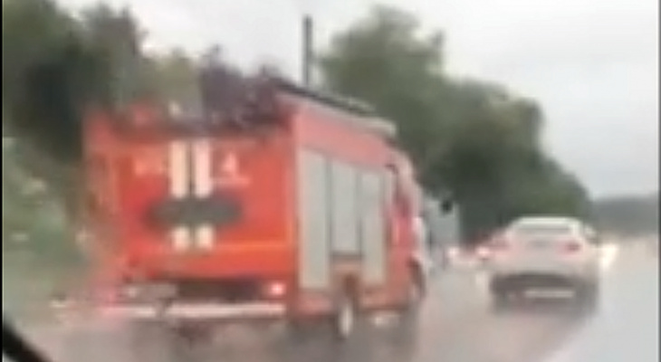 Водитель BMW X6 преградил дорогу пожарной машине, спешащей на вызов в Чебоксарах