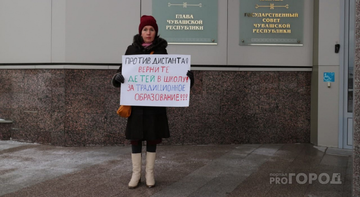 Женщина вышла на митинг к Дому правительства: 