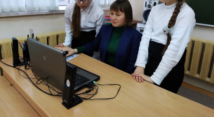 Учительница каждый день ездит в деревню из города, чтобы получить миллион рублей Учительница каждый день ездит в деревню из города, чтобы получить миллион рублей