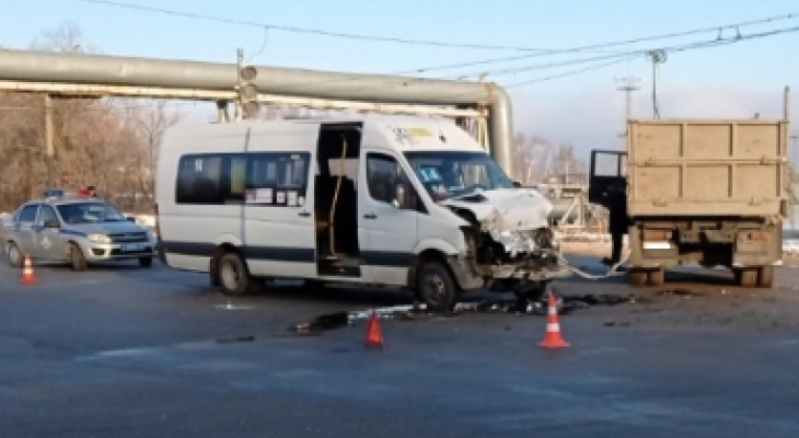 Три пассажира и водитель микроавтобуса попали в больницу после ДТП в Новочебоксарске