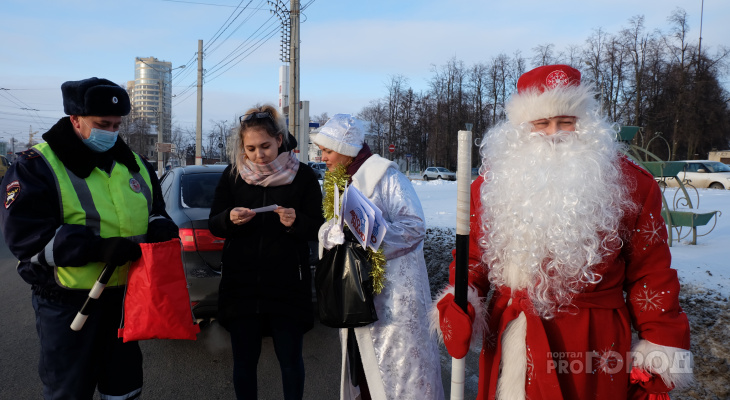 В Чебоксарах Дед Мороз ДПС останавливал водителей и дарил подарки