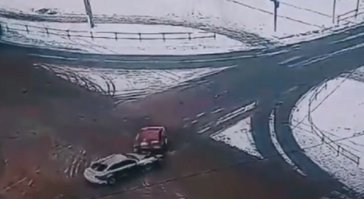 Появилось видео ДТП в Новоюжном районе, где пострадал водитель
