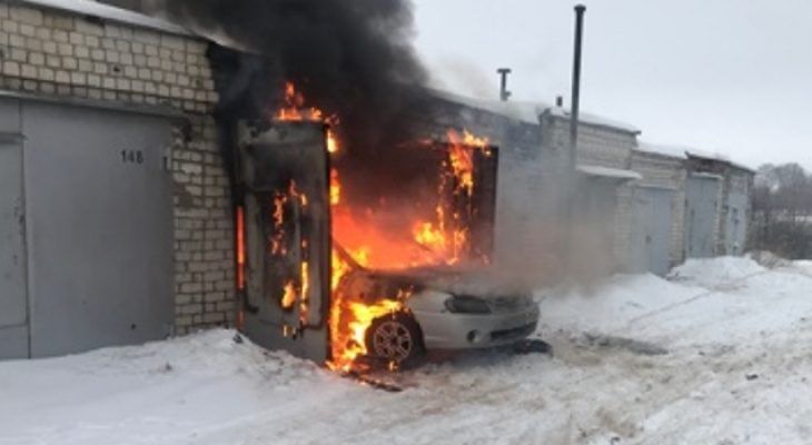 В Новочебоксарске машина загорелась в гараже