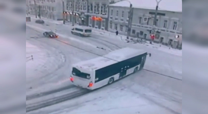 Авария автобуса с пассажирами в Чебоксарах попала на видеокамеру