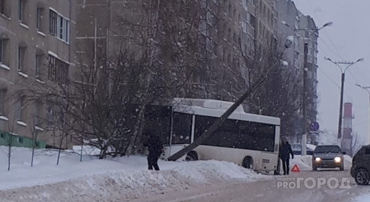 В Чебоксарах автобус № 46 влетел в дерево