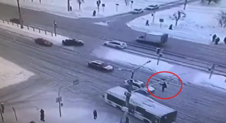 В Новоюжном районе мужчина шел на красный и притормаживал машины рукой