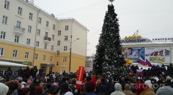 Сотни участников митинга двигаются в сторону Площади Республики Сотни участников митинга двигаются в сторону Площади Республики