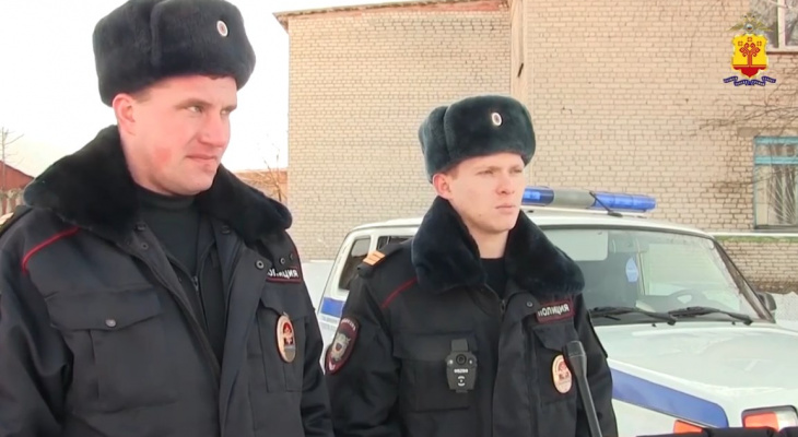 Полицейские вытащили из задымленной квартиры двоих мужчин Полицейские вытащили из задымленной квартиры двоих мужчин
