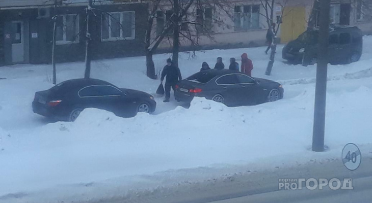 В Чебоксарах два водителя на BMW проехались по тротуару, полному людей