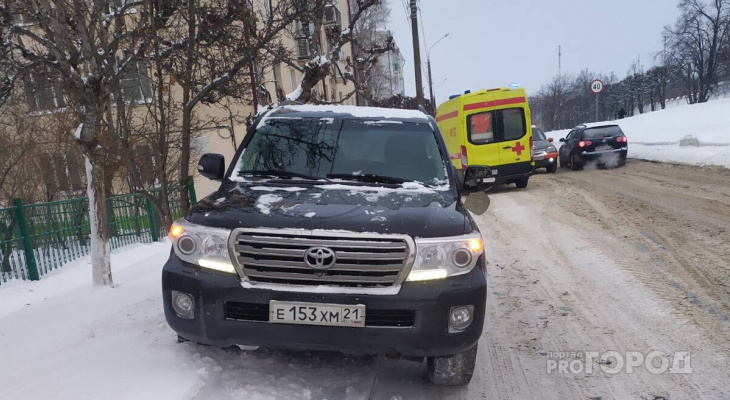 В Чебоксарах перебегающую дорогу женщину сбил внедорожник В Чебоксарах перебегающую дорогу женщину сбил внедорожник