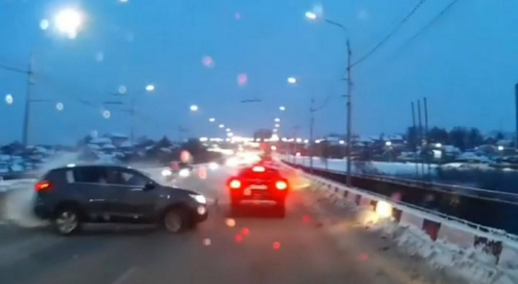 Момент столкновения Kia со скорой в Чебоксарах попал на видео Момент столкновения Kia со скорой в Чебоксарах попал на видео