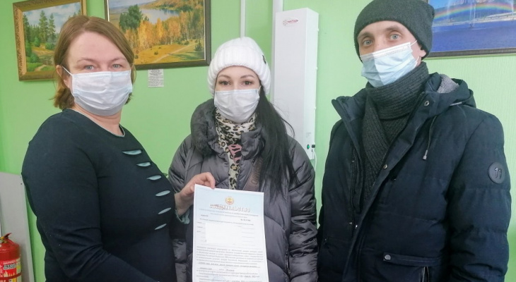 Две многодетные семьи получили миллион рублей на жилье