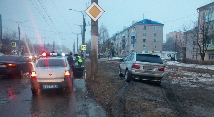 В Чебоксарах водитель BMW устроил погоню и спринт с сотрудниками ГИБДД